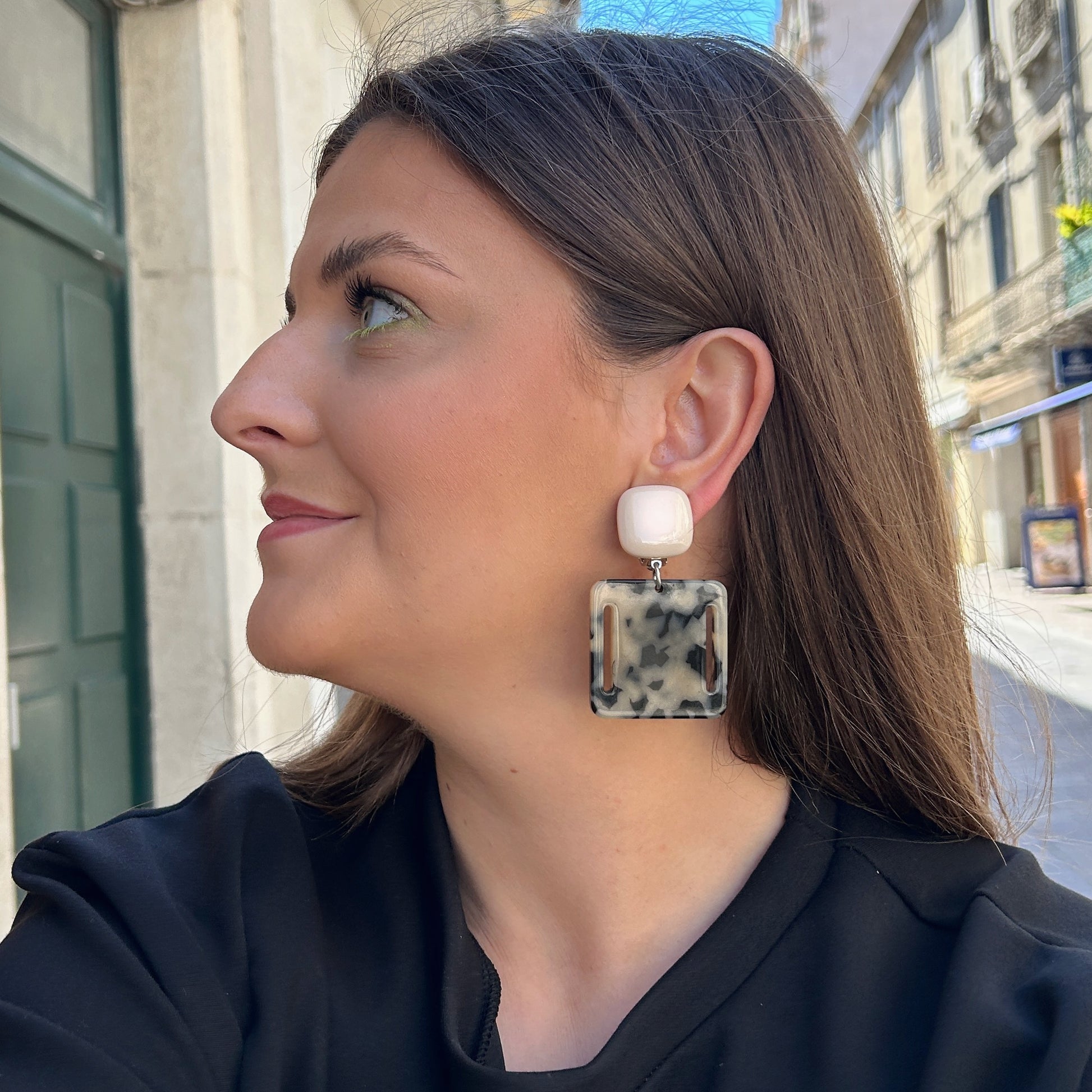 Boucles Comète Carré Beige Francine Bramli Paris à clip en résine beige et marbré noir ivoire