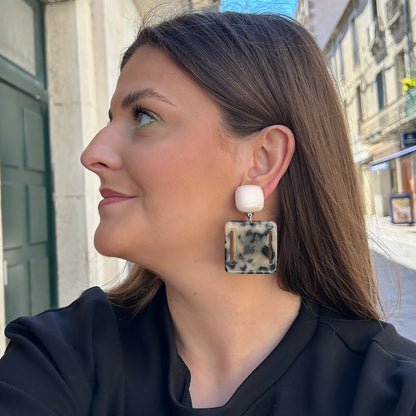 Boucles Comète Carré Beige Francine Bramli Paris à clip en résine beige et marbré noir ivoire