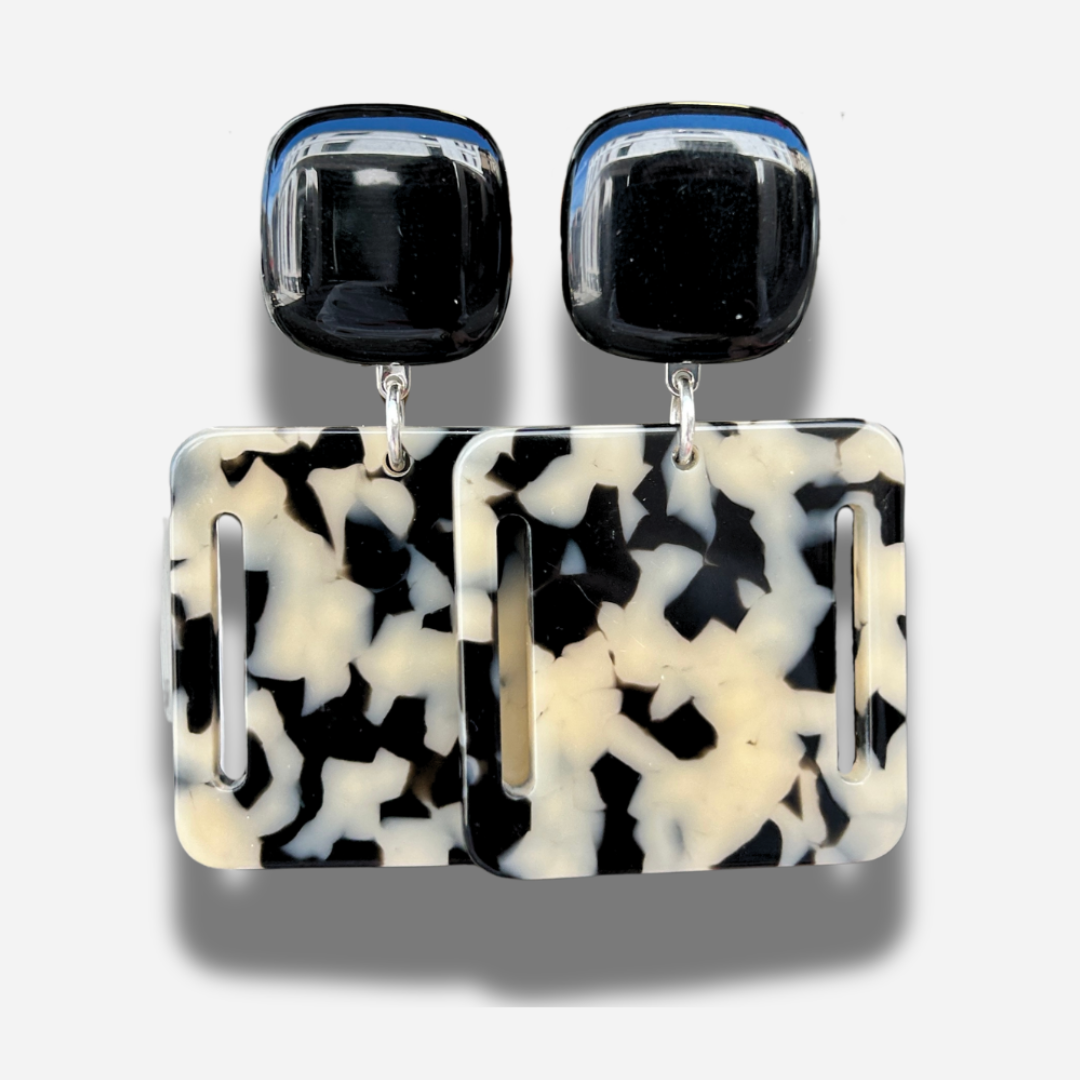 Boucles Comète carré marbré noir blanc Francine Bramli Paris résine