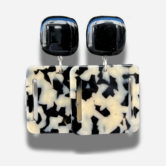 Boucles Comète carré marbré noir blanc Francine Bramli Paris résine