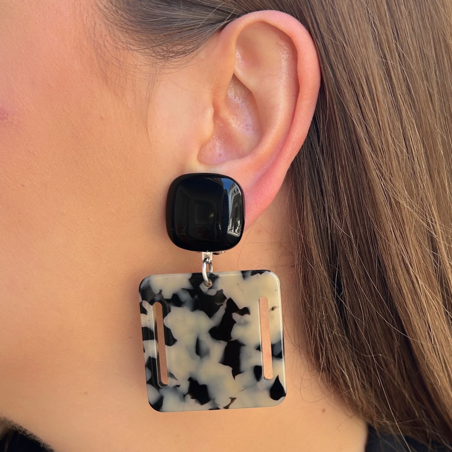 Boucles Comète carré marbré noir blanc Francine Bramli Paris résine
