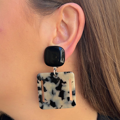 Boucles Comète carré marbré noir blanc Francine Bramli Paris résine