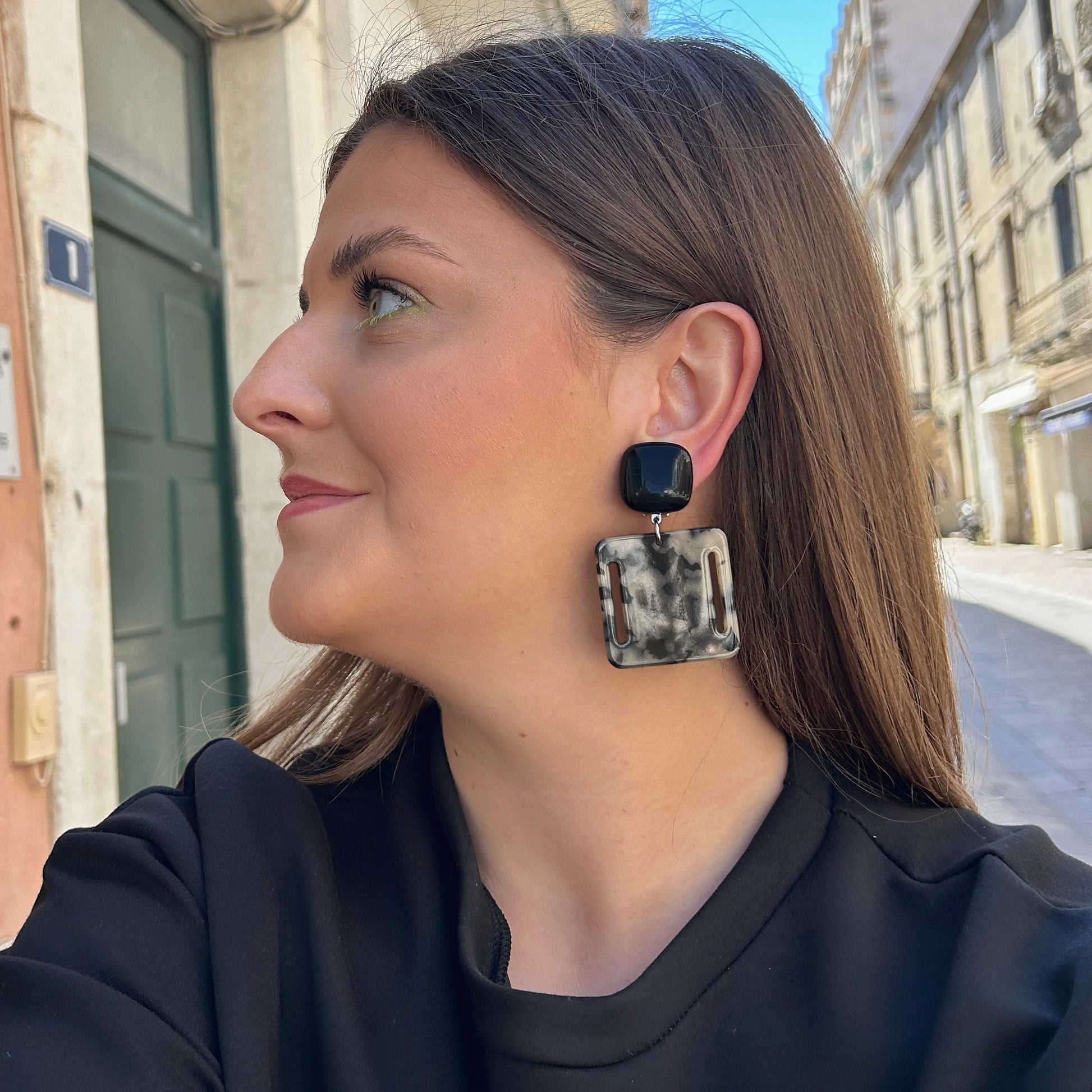 Boucles Comète carré marbré noir blanc Francine Bramli Paris résine