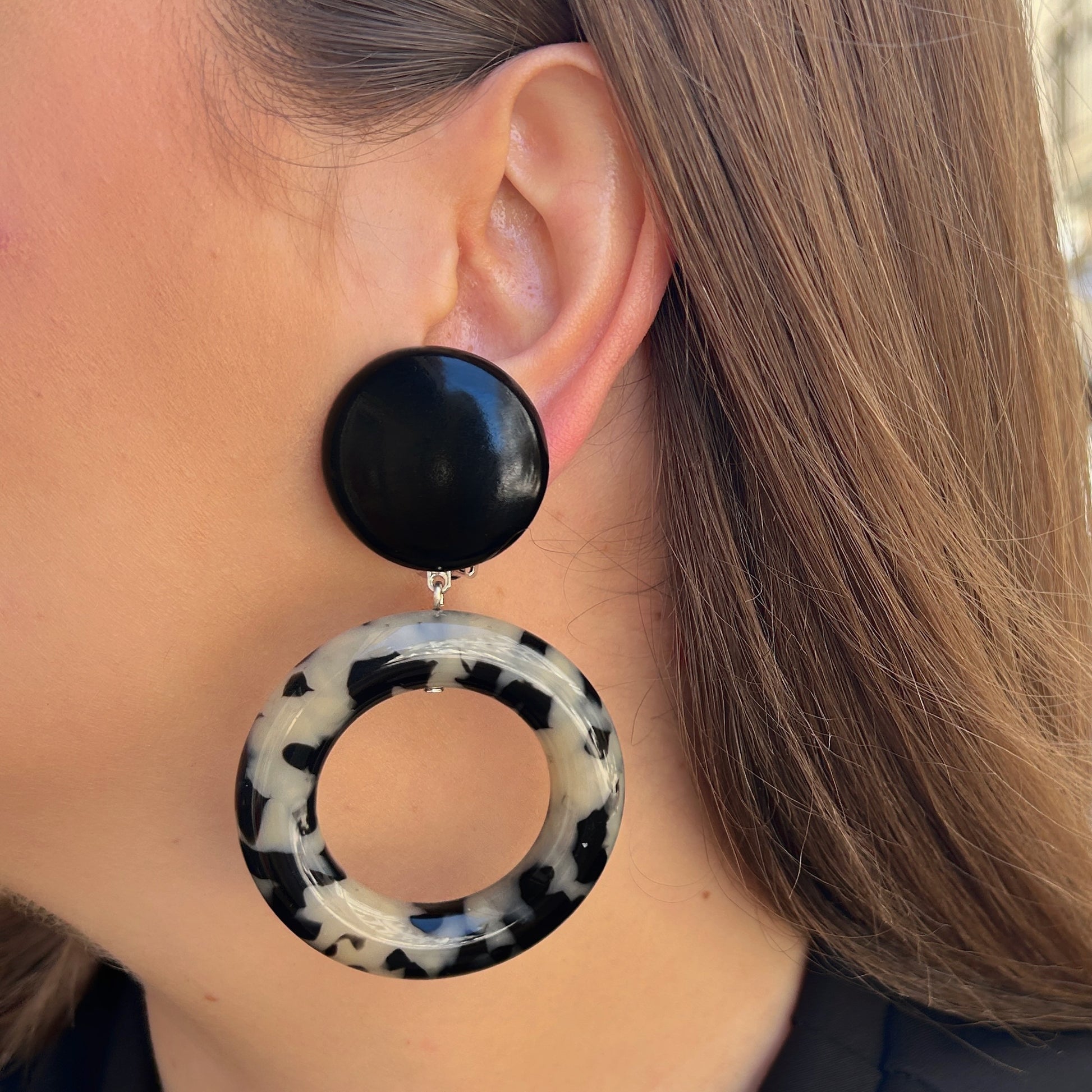 Boucles Comète XS Francine Bramli Paris en résine noire avec anneau marbré noir et ivoire