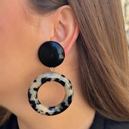 Boucles Comète XS Francine Bramli Paris en résine noire avec anneau marbré noir et ivoire