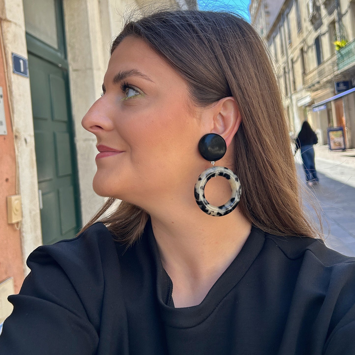 Boucles Comète XS Francine Bramli Paris en résine noire avec anneau marbré noir et ivoire