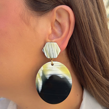 Boucles Cornelia Francine Bramli Paris en résine noire et ivoire avec cabochon hexagonal et pendentif ovale graphique
