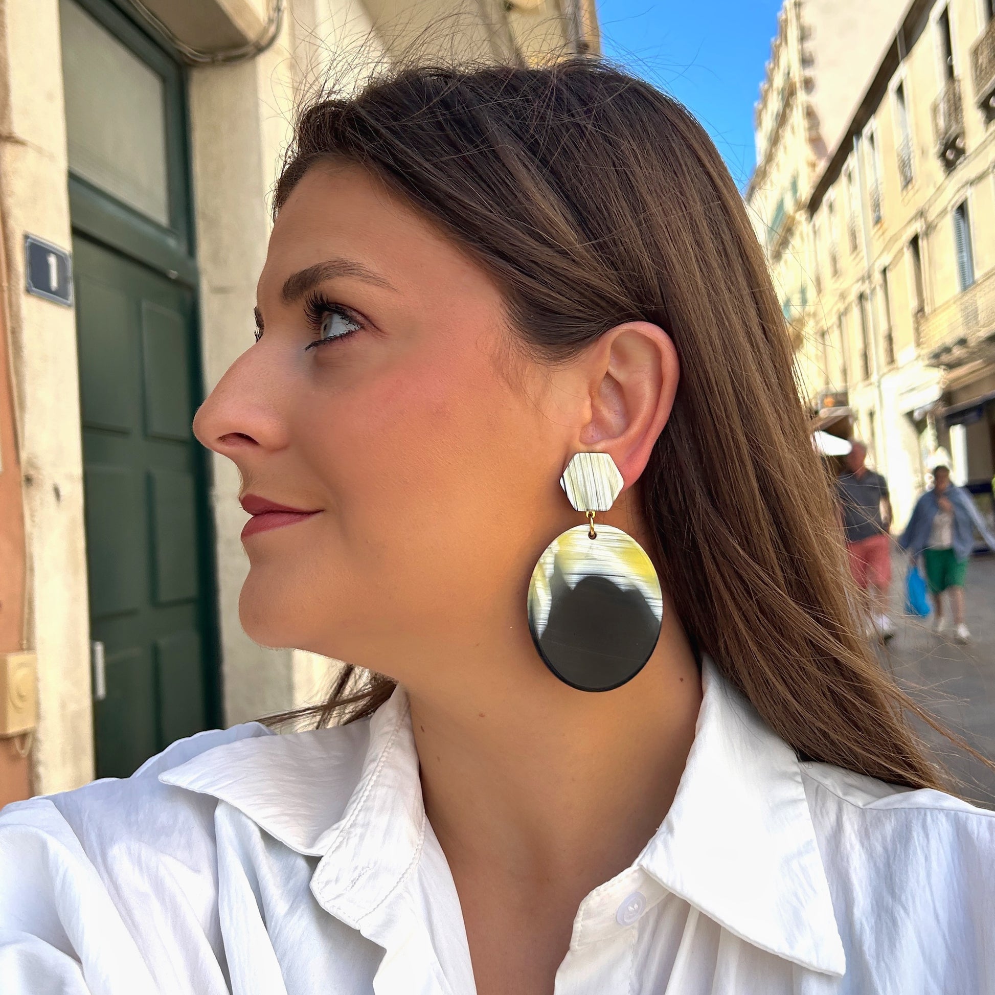 Boucles Cornelia Francine Bramli Paris en résine noire et ivoire avec cabochon hexagonal et pendentif ovale graphique