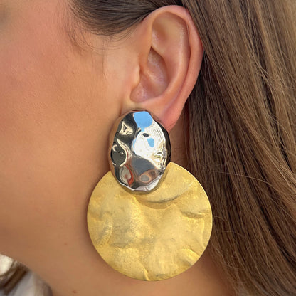 Boucles Cosmo dorées Francine Bramli Paris avec cabochon argenté organique et grand disque doré martelé