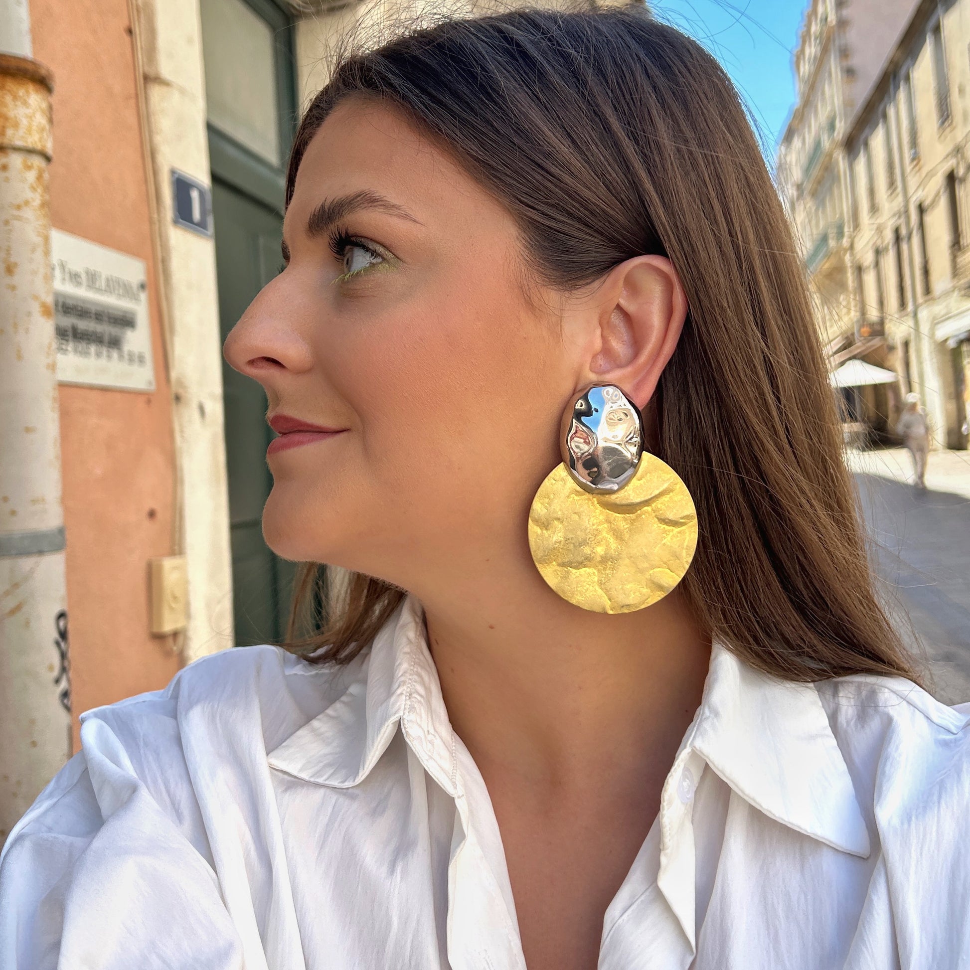 Boucles Cosmo dorées Francine Bramli Paris avec cabochon argenté organique et grand disque doré martelé