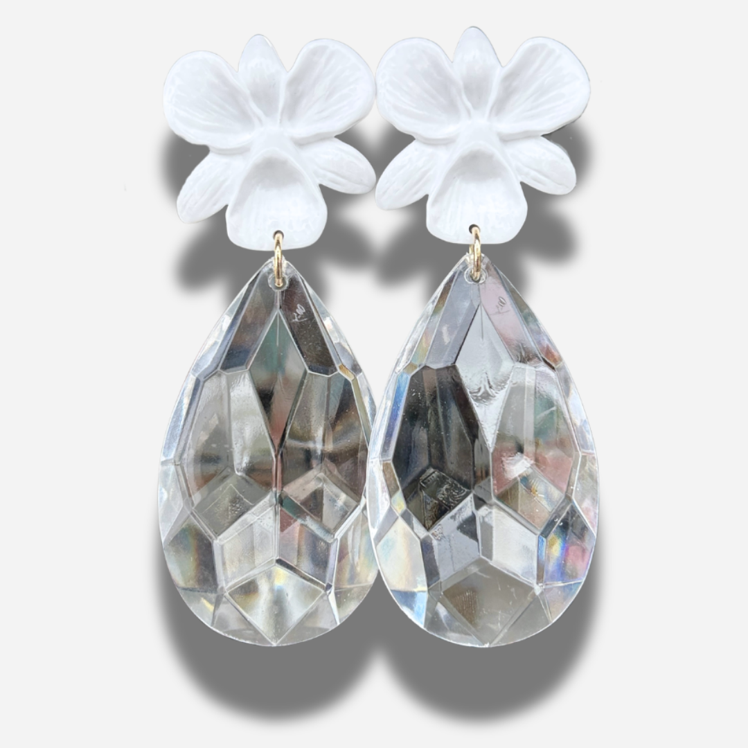Boucles Cristal Fleurs Blanches Francine Bramli Paris avec fleur blanche et pampille transparente facettée chez Divinity Sète