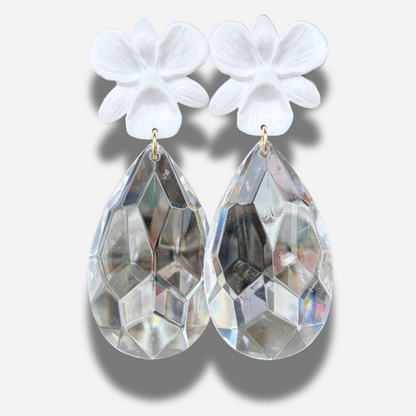 Boucles Cristal Fleurs Blanches Francine Bramli Paris avec fleur blanche et pampille transparente facettée chez Divinity Sète