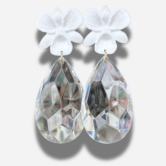 Boucles Cristal Fleurs Blanches Francine Bramli Paris avec fleur blanche et pampille transparente facettée chez Divinity Sète