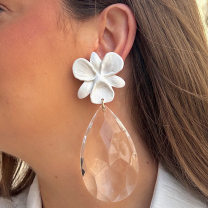 Boucles Cristal Fleurs Blanches Francine Bramli Paris avec fleur blanche et pampille transparente facettée chez Divinity Sète