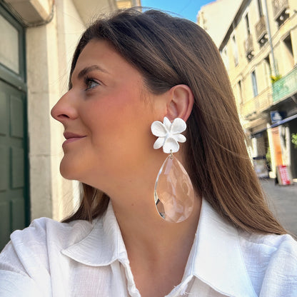 Boucles Cristal Fleurs Blanches Francine Bramli Paris avec fleur blanche et pampille transparente facettée chez Divinity Sète