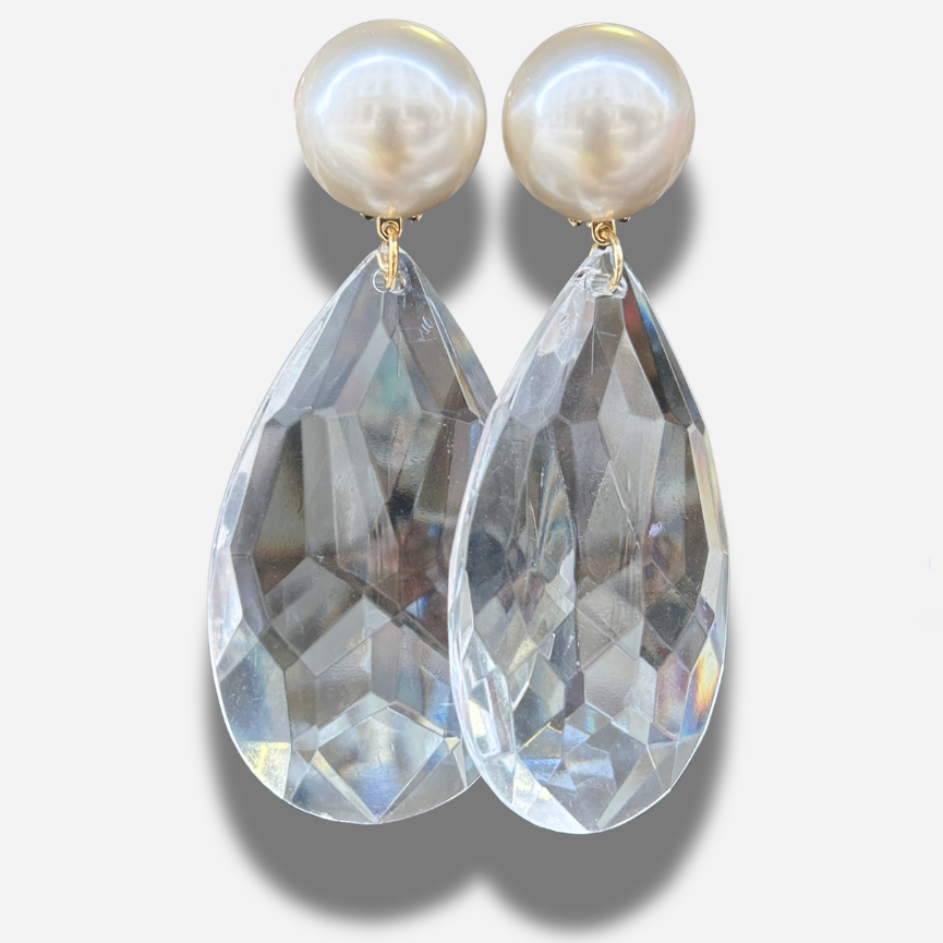 Boucles Cristal Perles Francine Bramli Paris avec perles nacrées et grandes gouttes transparentes facettées aux reflets lumineux.