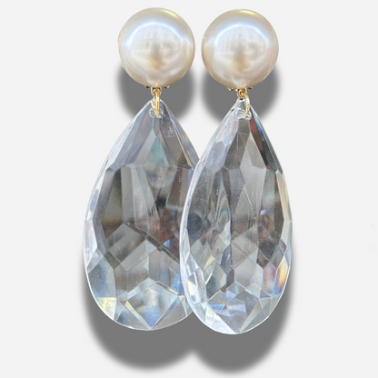 Boucles Cristal Perles Francine Bramli Paris avec perles nacrées et grandes gouttes transparentes facettées aux reflets lumineux.