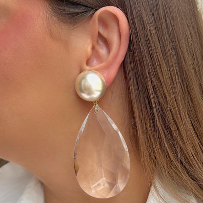Boucles Cristal Perles Francine Bramli Paris avec perles nacrées et grandes gouttes transparentes facettées aux reflets lumineux.