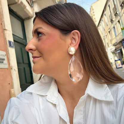Boucles Cristal Perles Francine Bramli Paris avec perles nacrées et grandes gouttes transparentes facettées aux reflets lumineux.