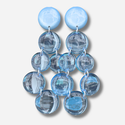 Boucles d'oreilles Cristallines Bleu Ciel Francine Bramli Paris en résine bleu ciel et transparente à effet cristallin.