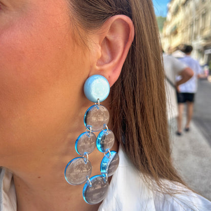 Boucles d'oreilles Cristallines Bleu Ciel Francine Bramli Paris en résine bleu ciel et transparente à effet cristallin.