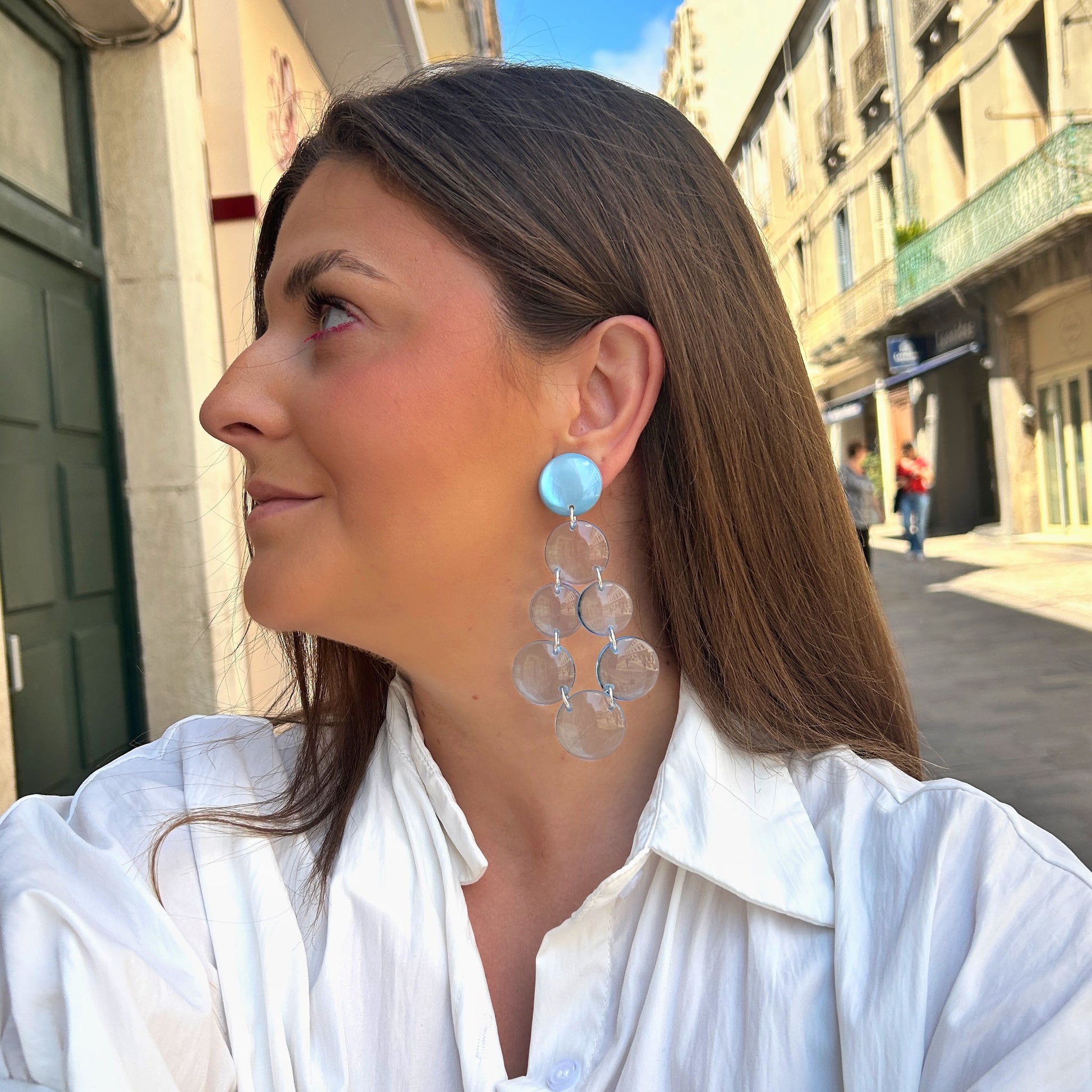 Boucles d'oreilles Cristallines Bleu Ciel Francine Bramli Paris en résine bleu ciel et transparente à effet cristallin.