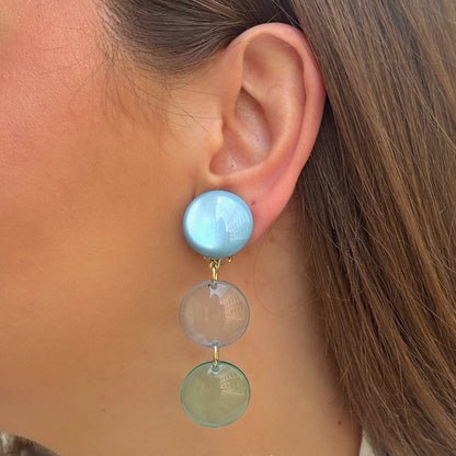 Boucles d'oreilles Cristallines Bleu Ciel Francine Bramli Paris en résine bleu pastel translucide composées de trois pastilles lumineuses.