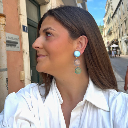 Boucles d'oreilles Cristallines Bleu Ciel Francine Bramli Paris en résine bleu pastel translucide composées de trois pastilles lumineuses.
