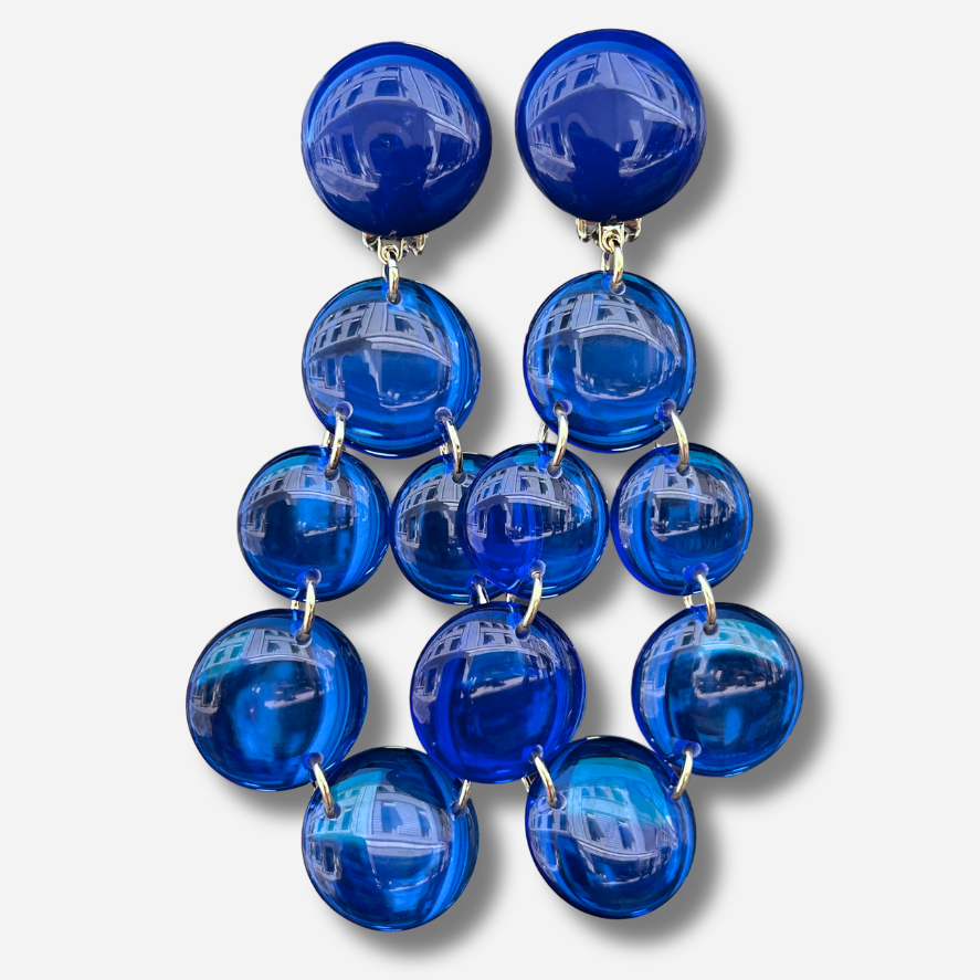 Boucles d'oreilles Cristallines Bleu Majorelle Francine Bramli Paris en résine translucide bleu intense avec design graphique en cascade.