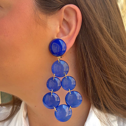 Boucles d'oreilles Cristallines Bleu Majorelle Francine Bramli Paris en résine translucide bleu intense avec design graphique en cascade.