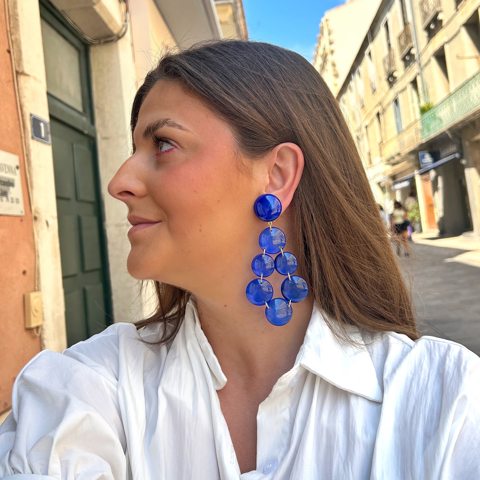 Boucles d'oreilles Cristallines Bleu Majorelle Francine Bramli Paris en résine translucide bleu intense avec design graphique en cascade.