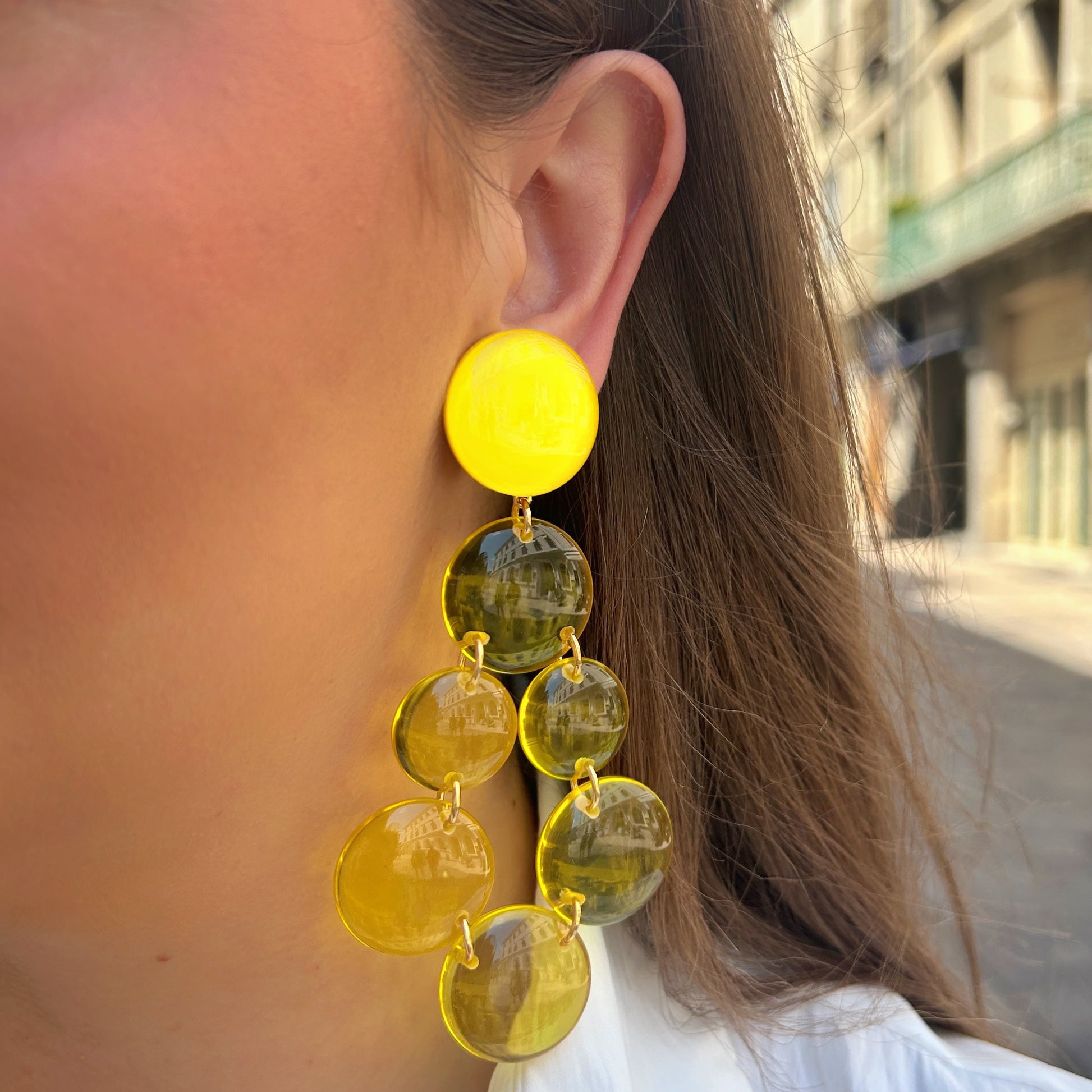 Boucles d'oreilles Cristallines Jaune Francine Bramli Paris en résine translucide jaune avec design graphique en cascade.