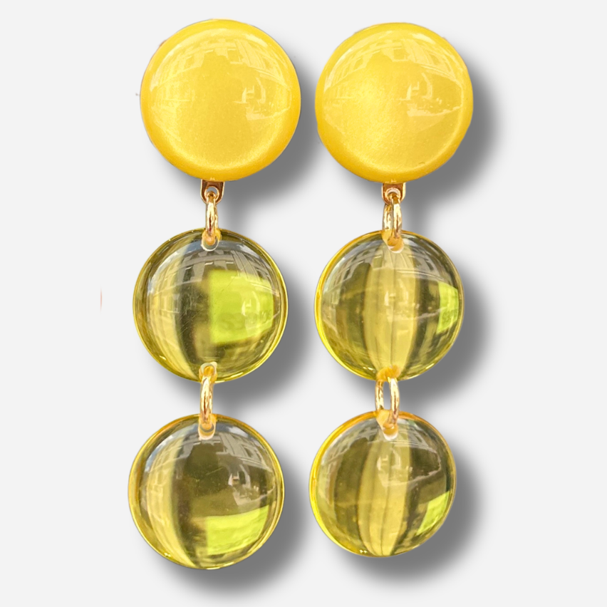Boucles d'oreilles Cristallines Jaune Francine Bramli Paris en résine jaune translucide composées de trois pastilles lumineuses.