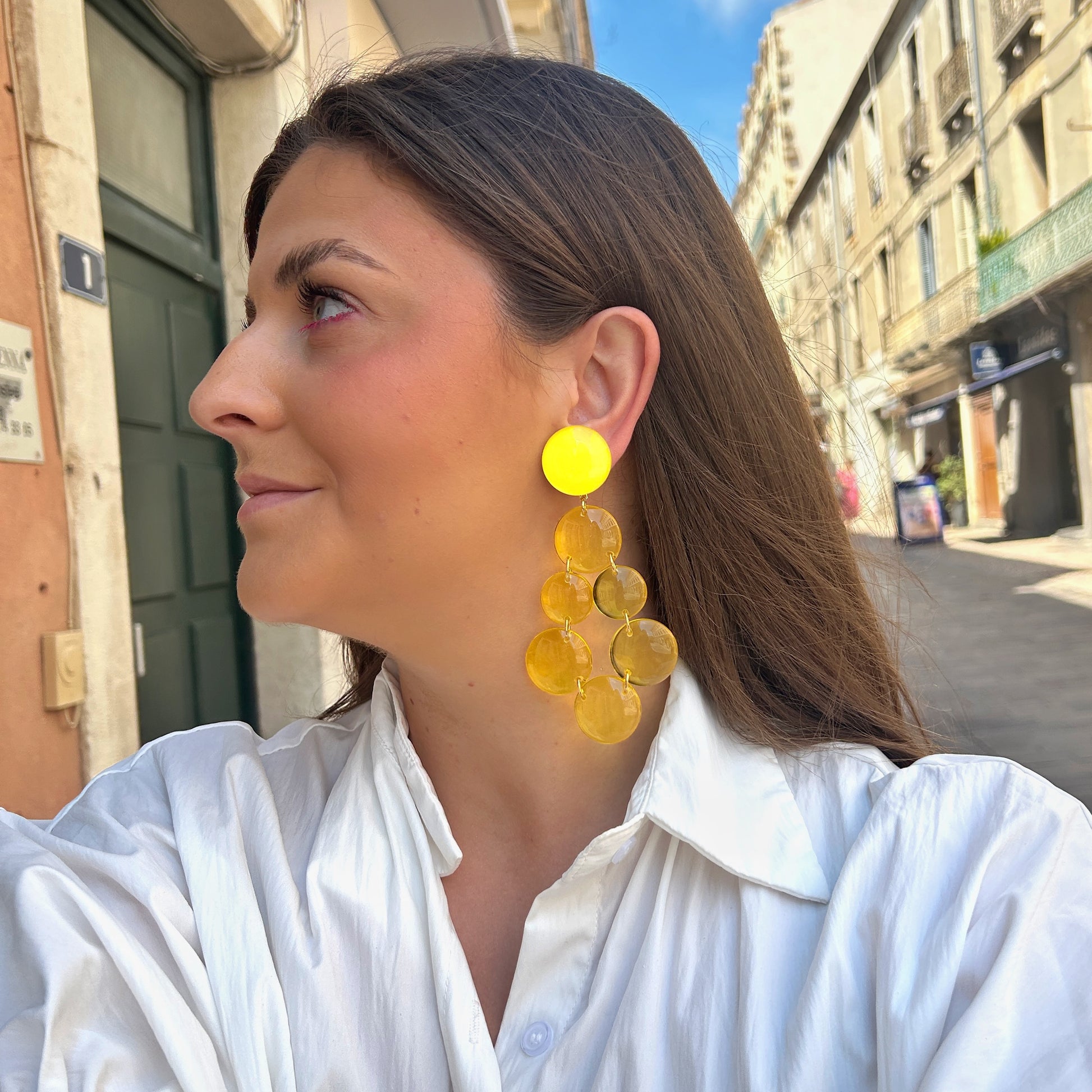 Boucles d'oreilles Cristallines Jaune Francine Bramli Paris en résine translucide jaune avec design graphique en cascade.