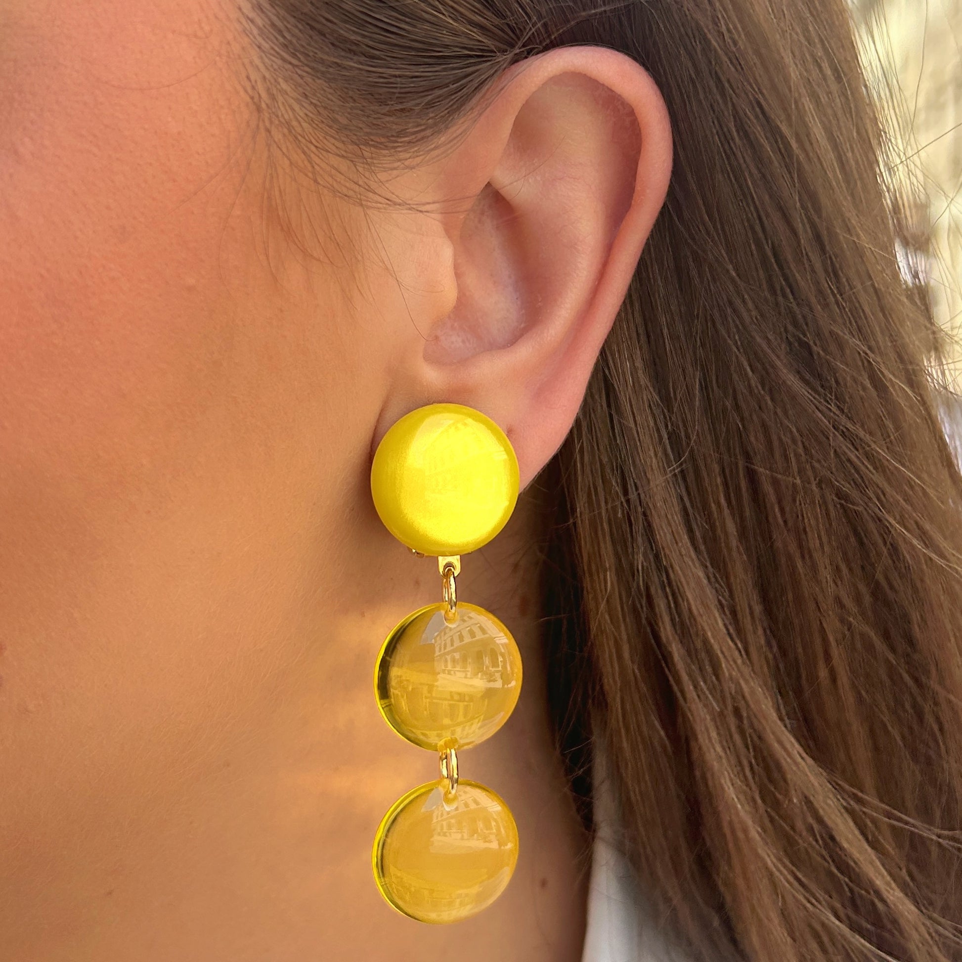 Boucles d'oreilles Cristallines Jaune Francine Bramli Paris en résine jaune translucide composées de trois pastilles lumineuses.