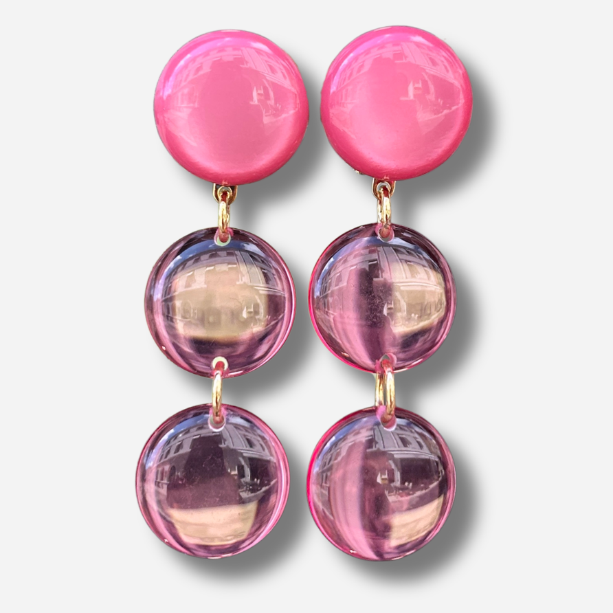 Boucles d'oreilles Cristallines Rose Francine Bramli Paris en résine rose translucide avec design graphique à trois pastilles.