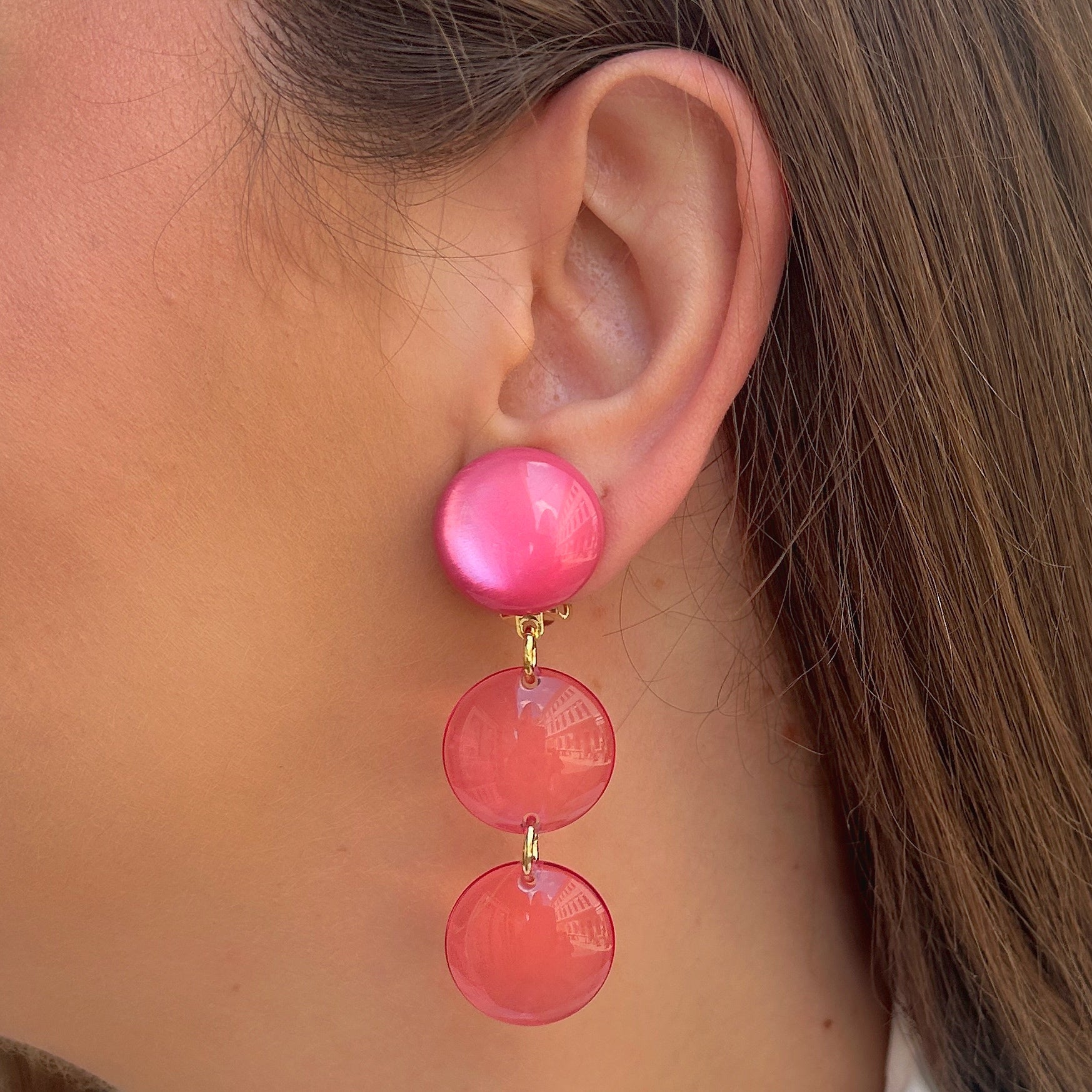 Boucles d'oreilles Cristallines Rose Francine Bramli Paris en résine rose translucide avec design graphique à trois pastilles.