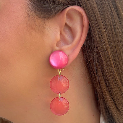 Boucles d'oreilles Cristallines Rose Francine Bramli Paris en résine rose translucide avec design graphique à trois pastilles.