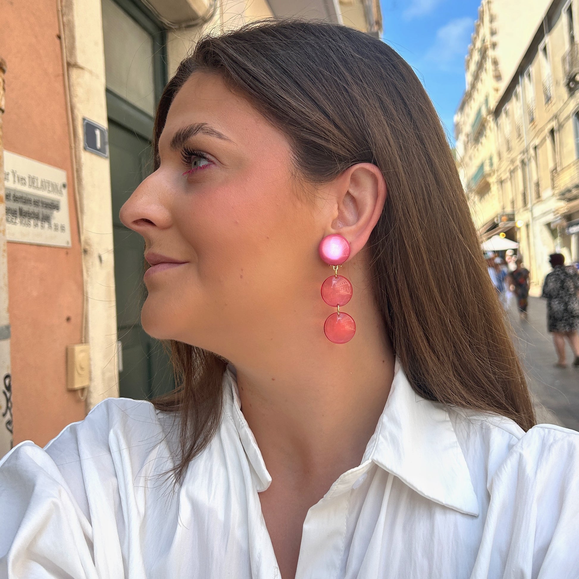 Boucles d'oreilles Cristallines Rose Francine Bramli Paris en résine rose translucide avec design graphique à trois pastilles.