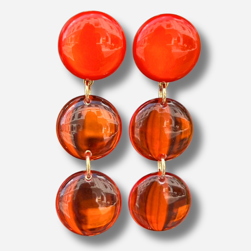 Boucles d'oreilles Cristallines Rouge Francine Bramli Paris en résine rouge translucide composées de trois pastilles lumineuses.