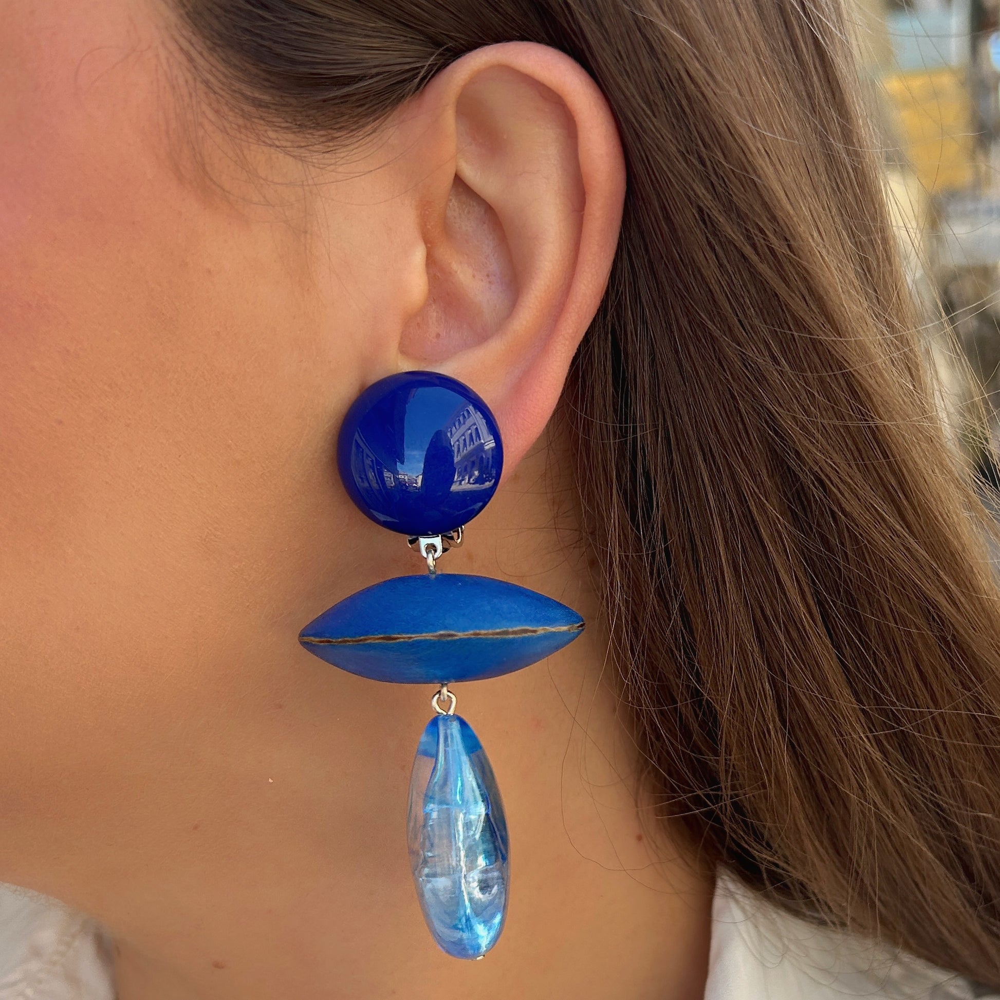 Boucles bleues pendantes Francine Bramli effet translucide