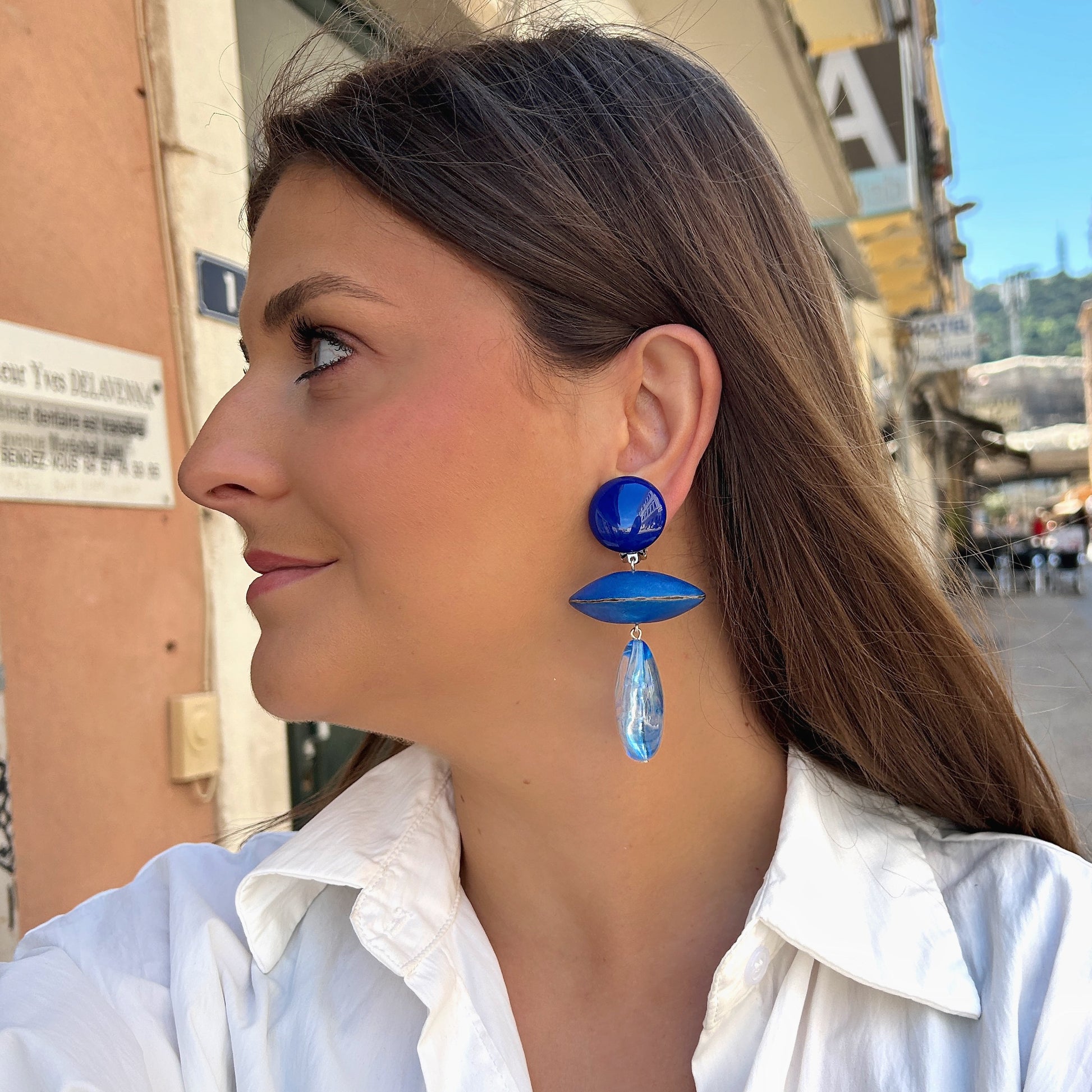 Boucles bleues pendantes Francine Bramli effet translucide