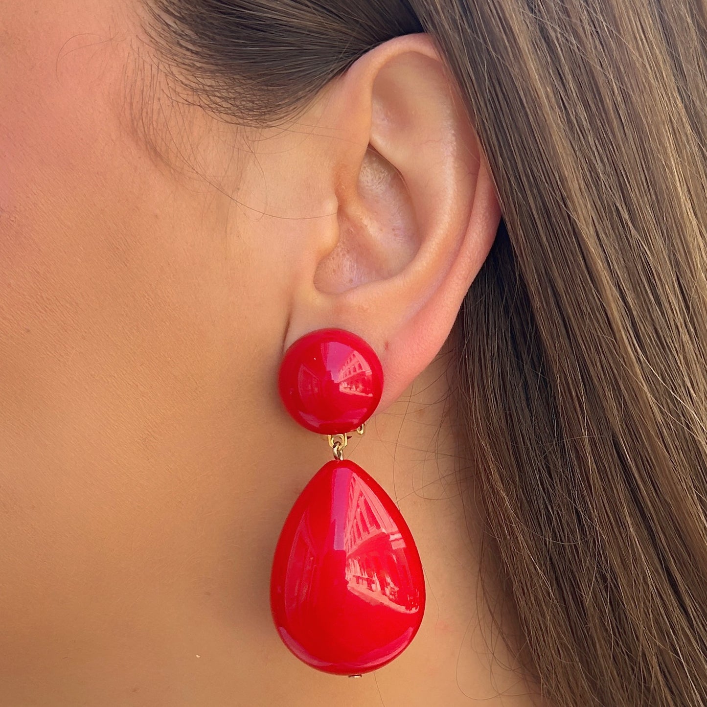 Boucles Cuba Rouge Francine Bramli Paris en résine rouge brillante chez Divinity Sète