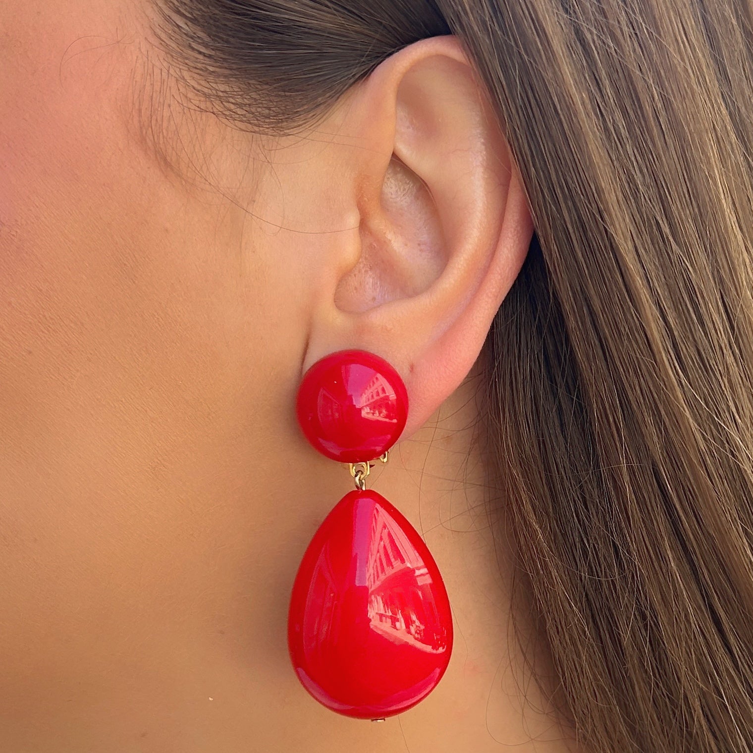 Boucles Cuba Rouge Francine Bramli Paris en résine rouge brillante chez Divinity Sète