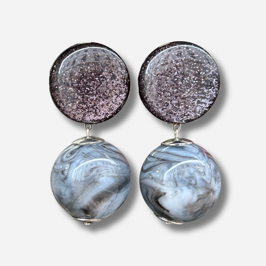 Boucles Disco Grise Francine Bramli Paris avec pastille pailletée argentée et perle sphérique effet marbré gris noir