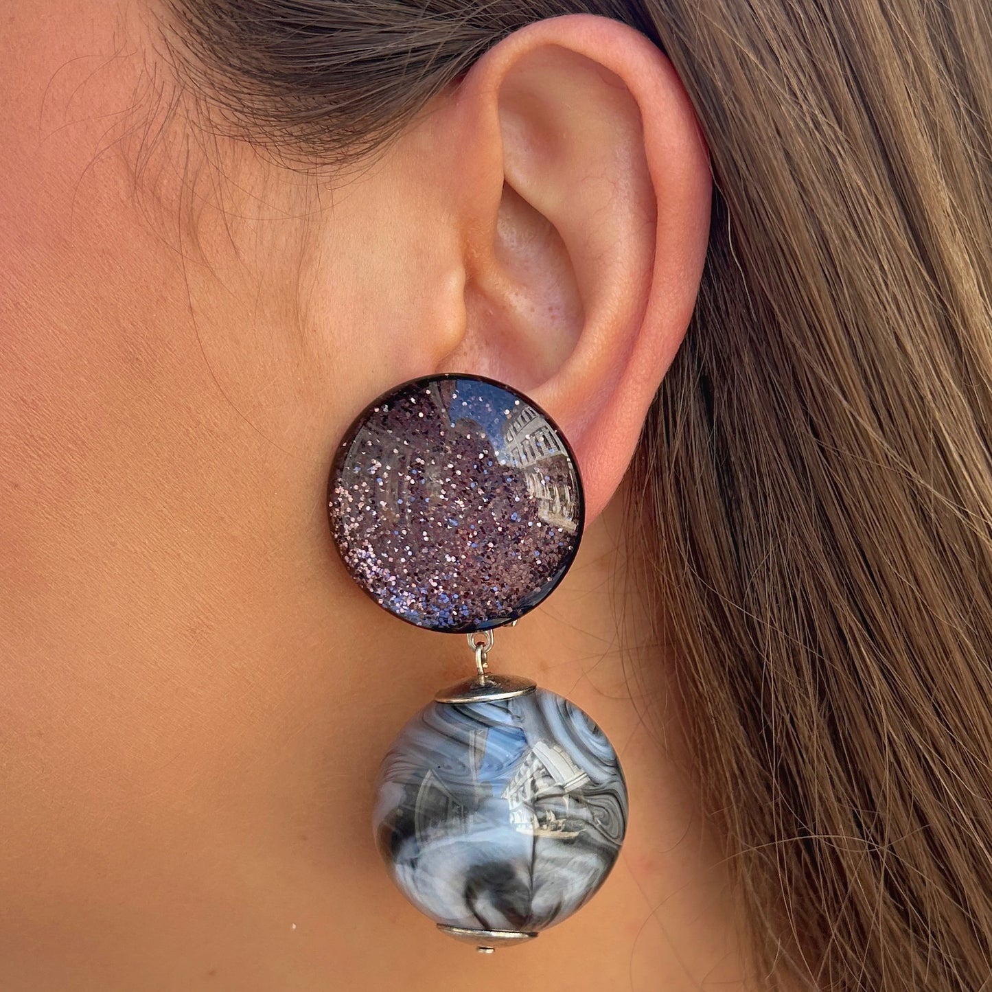 Boucles Disco Grise Francine Bramli Paris avec pastille pailletée argentée et perle sphérique effet marbré gris noir