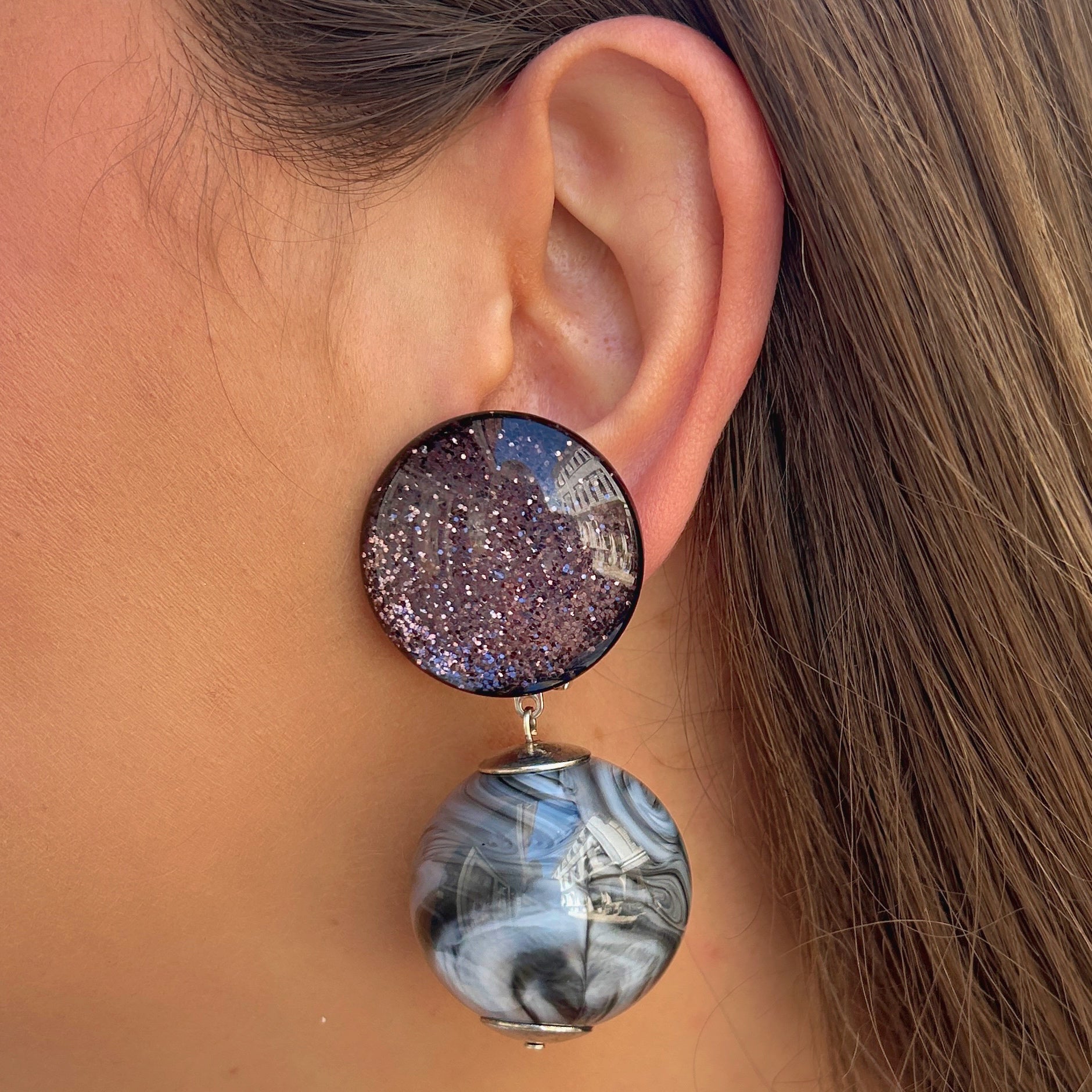 Boucles Disco Grise Francine Bramli Paris avec pastille pailletée argentée et perle sphérique effet marbré gris noir