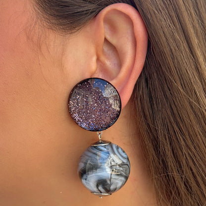 Boucles Disco Grise Francine Bramli Paris avec pastille pailletée argentée et perle sphérique effet marbré gris noir