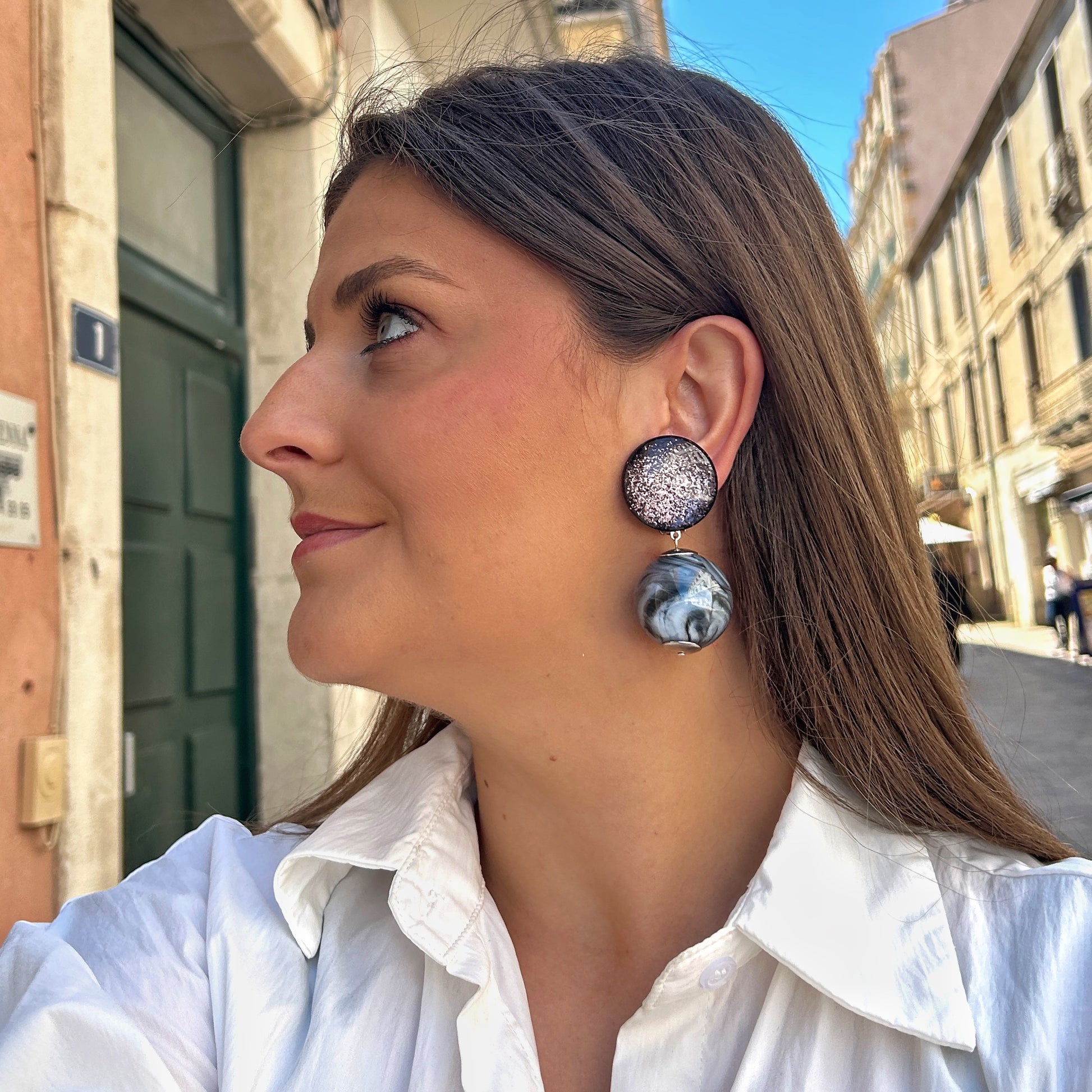 Boucles Disco Grise Francine Bramli Paris avec pastille pailletée argentée et perle sphérique effet marbré gris noir
