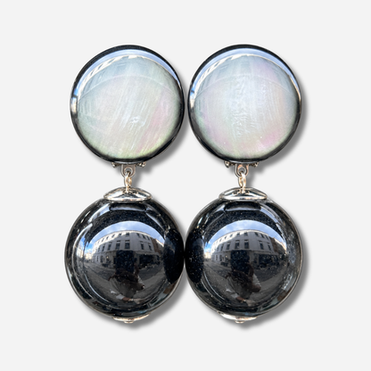 Boucles d’oreilles Disco Noir à clips Francine Bramli Paris, cabochons ronds nacrés gris irisé et grandes perles sphériques noires brillantes.